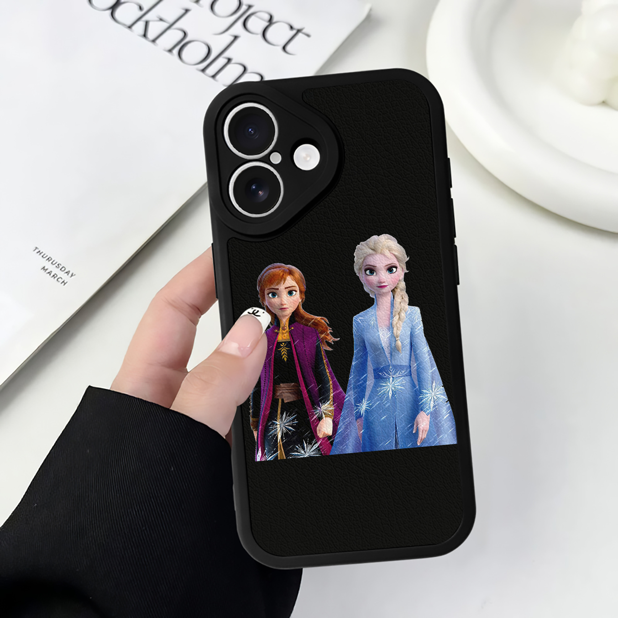 （画像用） アナと雪の女王 アンナ エルサ Frozen Anna Elsa 【iPhone 16シリーズ対応】シリコンスマホケース（レザー調） 材質：シリコン